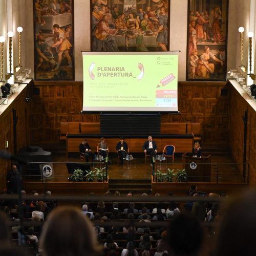 Parole a scuola 2025: se gli adulti non imparano ad ascoltare le ragazze e i ragazzi, lo farà l’intelligenza artificiale